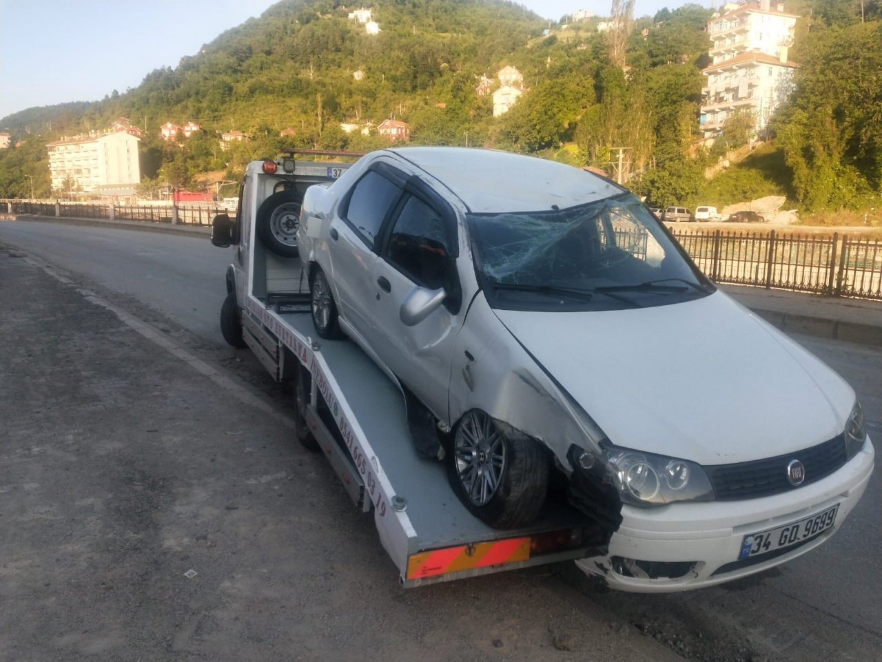 Takla atan otomobildeki 4 kişi yaralandı