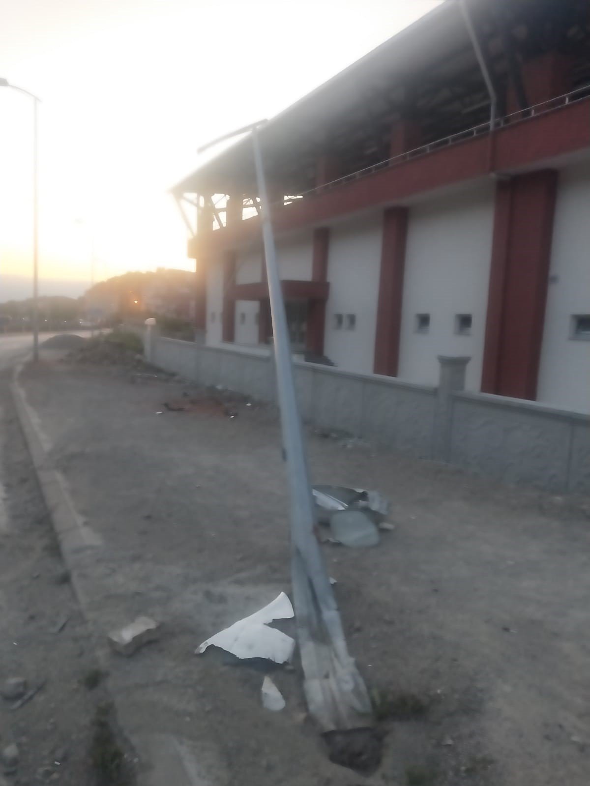 Takla atan otomobildeki 4 kişi yaralandı