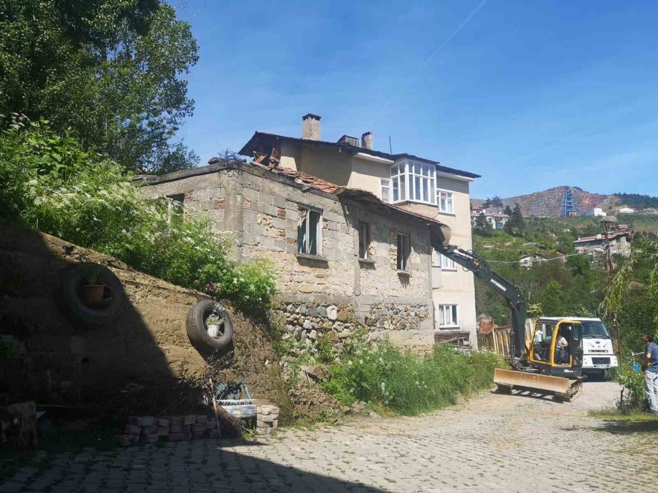 Tehlike saçan 12 metruk bina yıkıldı