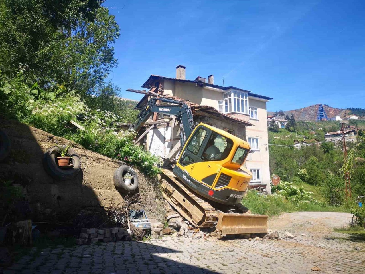 Tehlike saçan 12 metruk bina yıkıldı