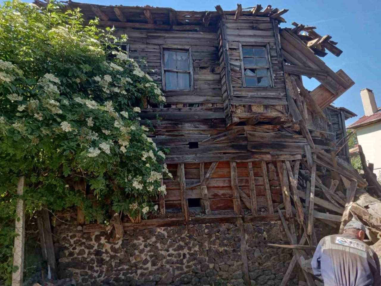 Tehlike saçan 12 metruk bina yıkıldı