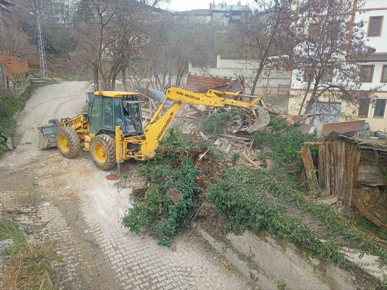 Tehlike saçan 12 metruk bina yıkıldı