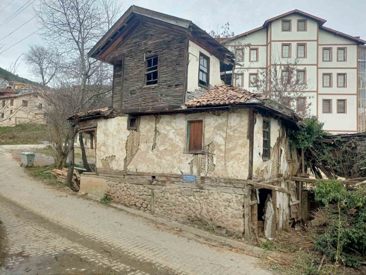 Tehlike saçan 12 metruk bina yıkıldı