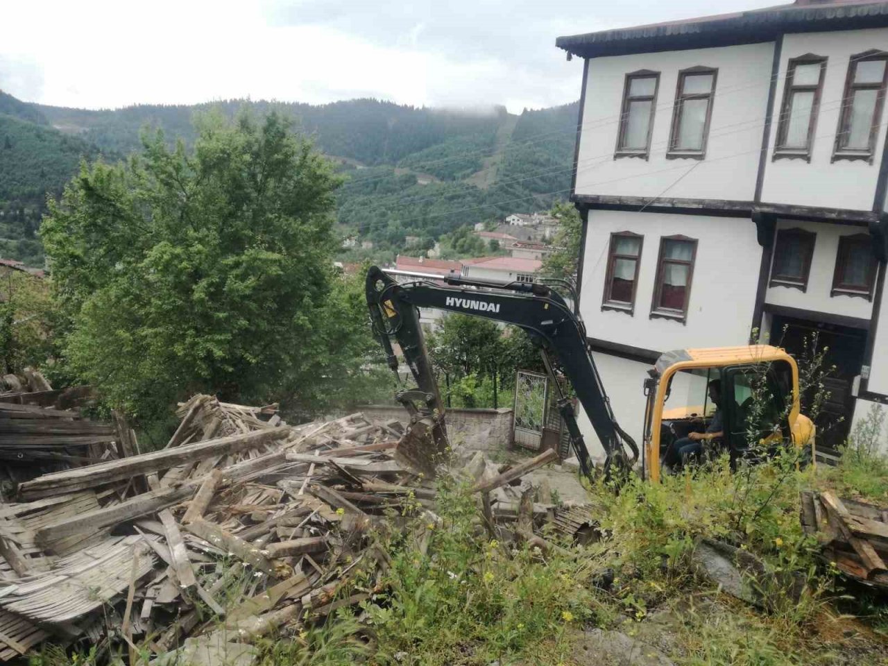 Tehlike saçan 12 metruk bina yıkıldı