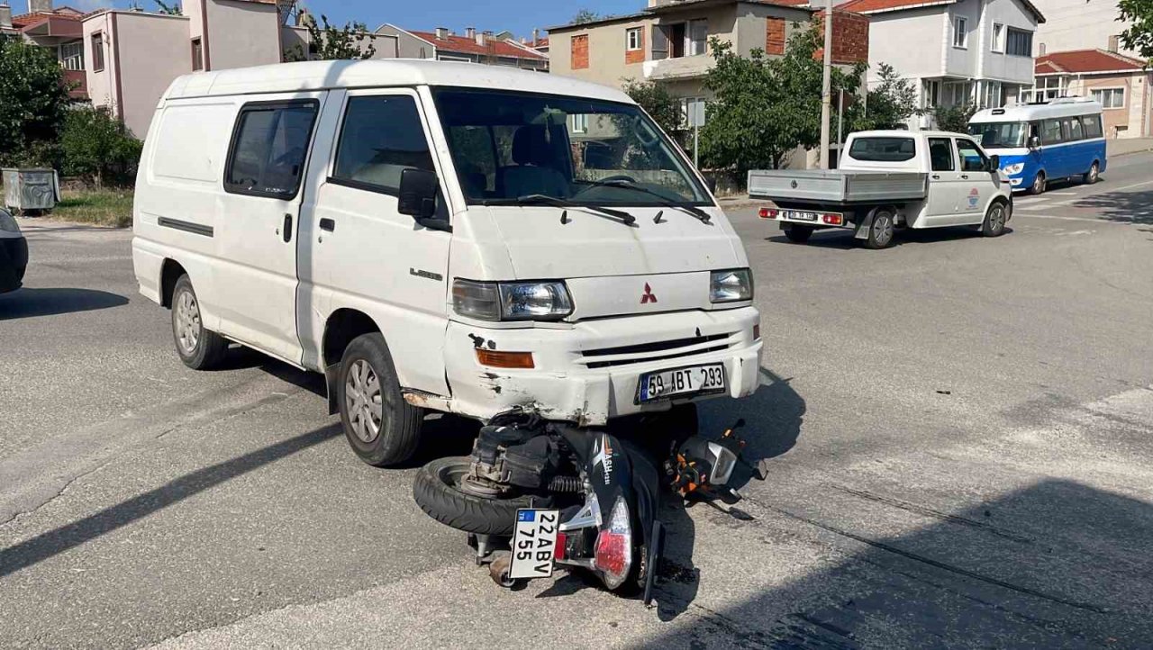Keşan’da kamyonetin altında kalan motosikletin sürücüsü yaralandı