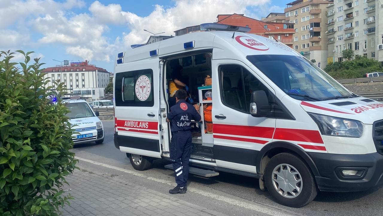 İşçi servisi ile kargo midibüsü çarpıştı: 4 yaralı