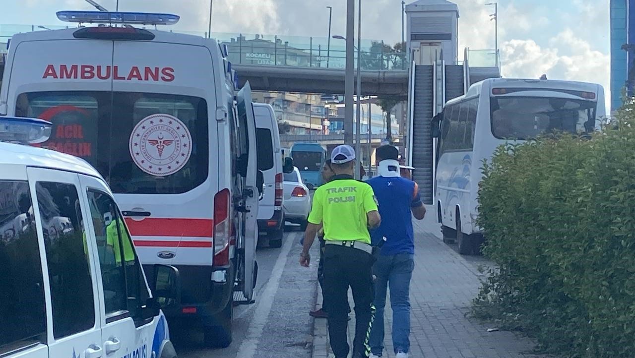 İşçi servisi ile kargo midibüsü çarpıştı: 4 yaralı