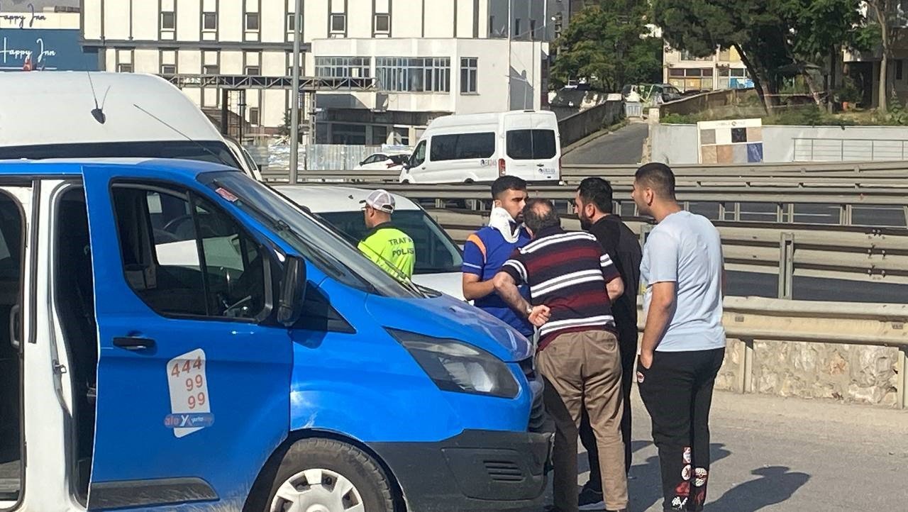 İşçi servisi ile kargo midibüsü çarpıştı: 4 yaralı