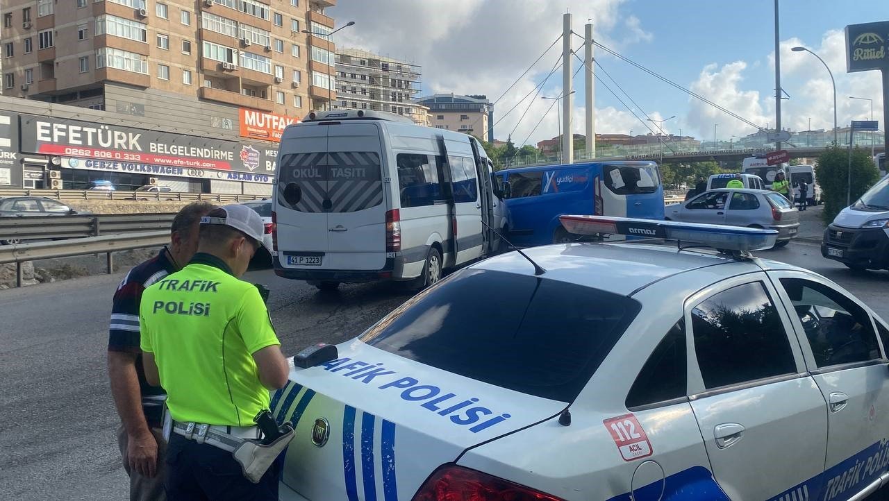 İşçi servisi ile kargo midibüsü çarpıştı: 4 yaralı