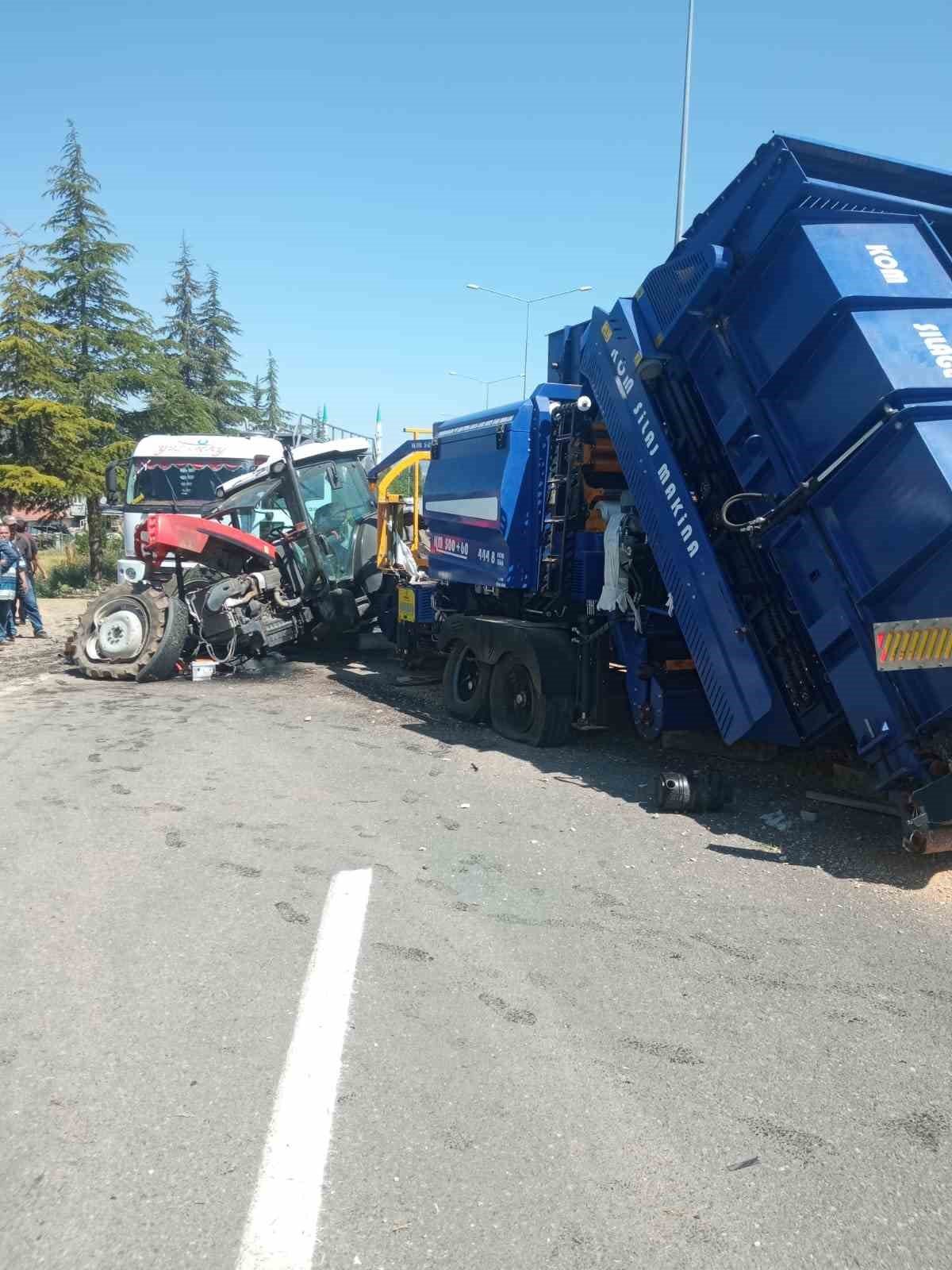 Süt kamyonu traktörle çarpıştı: 2 yaralı