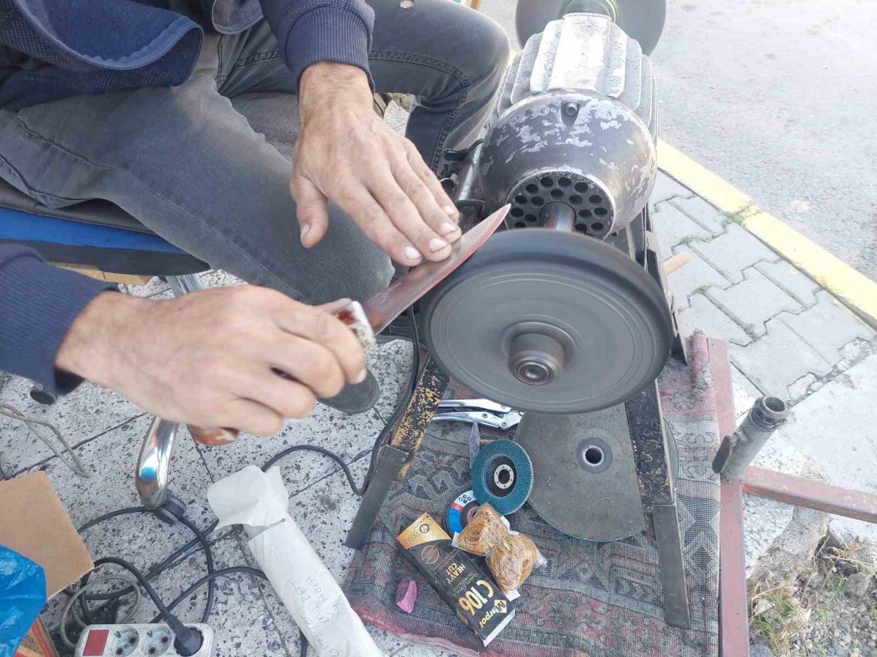 Tomarza’da bıçak bileyicileri iş başında