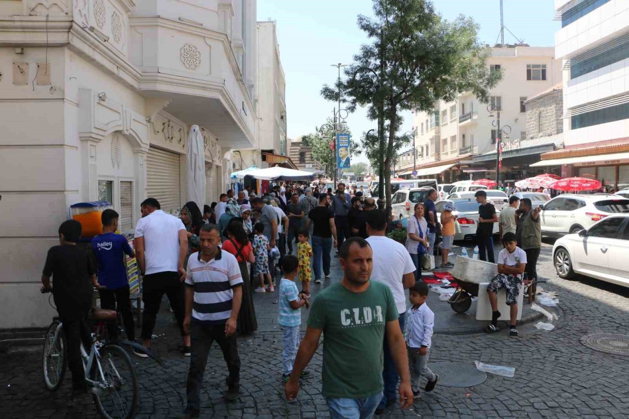Diyarbakır’da çarşı pazarda bayram hareketliliği