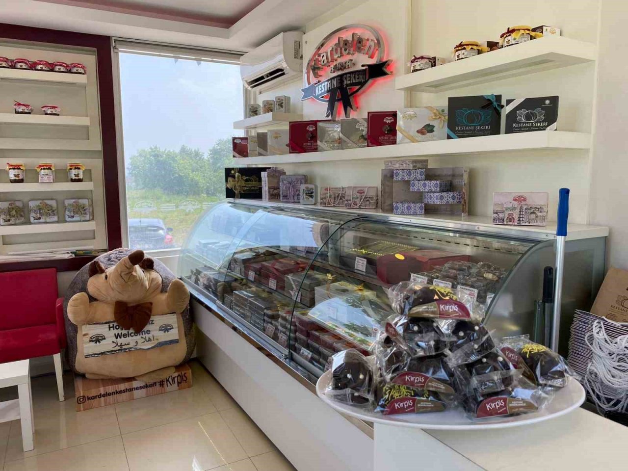Bayramlık kestane şekerleri vitrinlerde