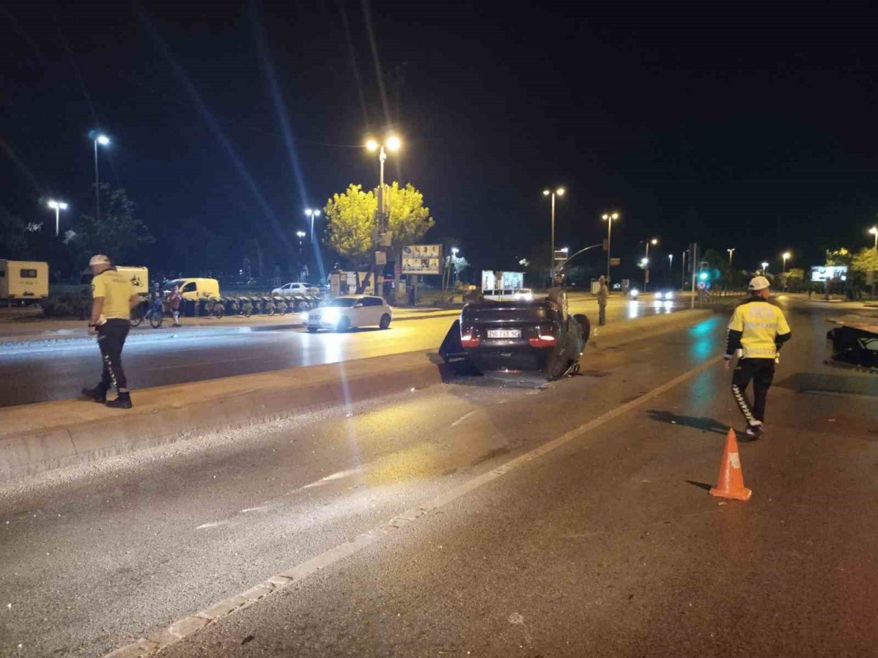 Maltepe’de kontrolden çıkan araç takla attı: 1 yaralı