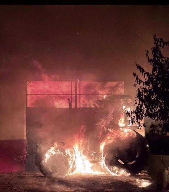 Nusaybin’de bir evin deposunda traktör ile 30 ton saman kül oldu