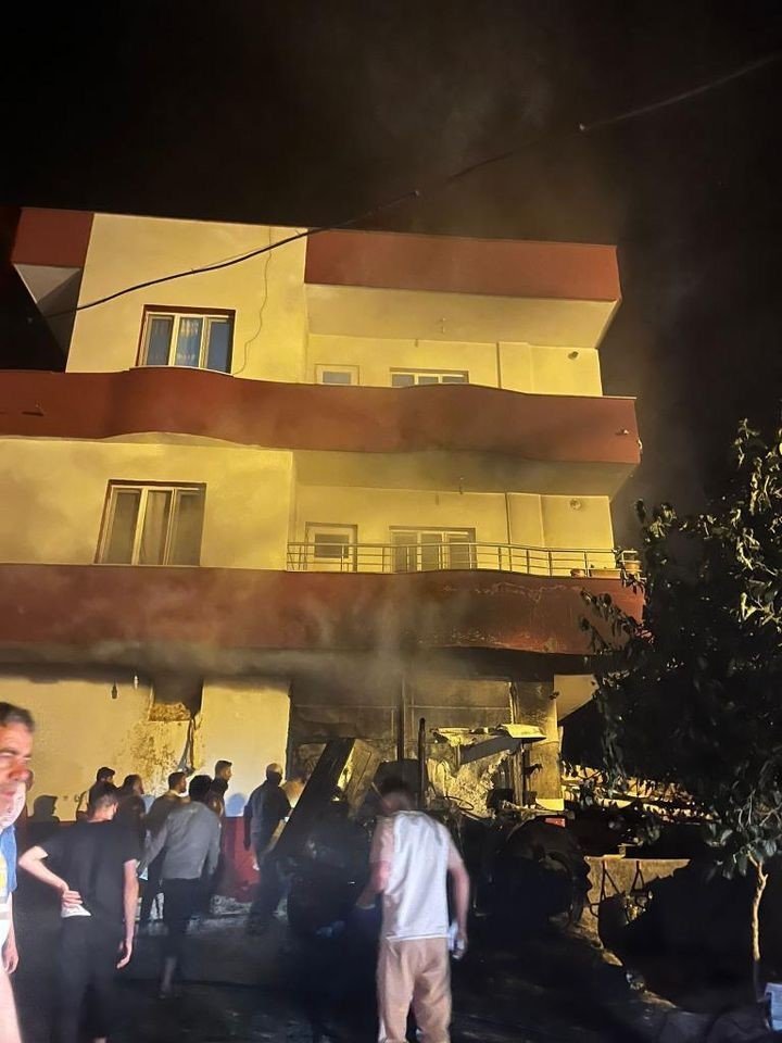 Nusaybin’de bir evin deposunda traktör ile 30 ton saman kül oldu