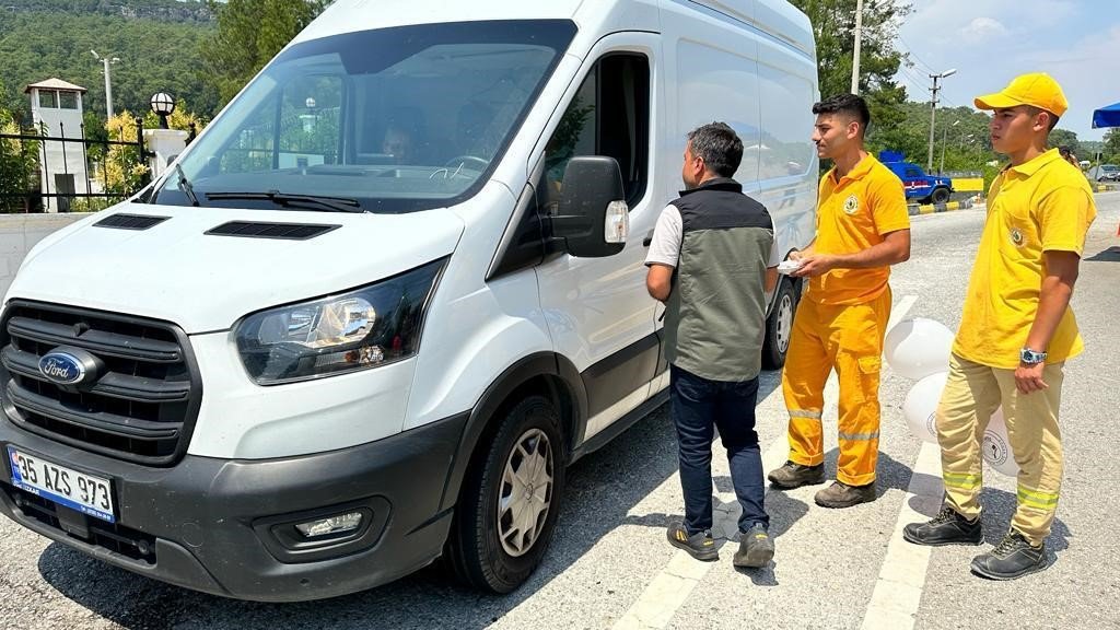 Marmaris Orman İşletme Müdürlüğü ilçeye gelen araç sürücülerini yangına karşı uyardı