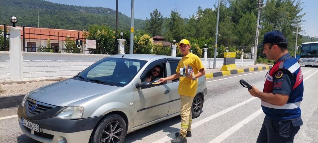 Marmaris Orman İşletme Müdürlüğü ilçeye gelen araç sürücülerini yangına karşı uyardı