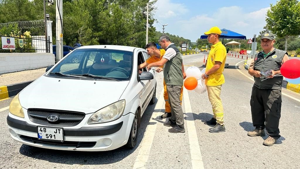 Marmaris Orman İşletme Müdürlüğü ilçeye gelen araç sürücülerini yangına karşı uyardı