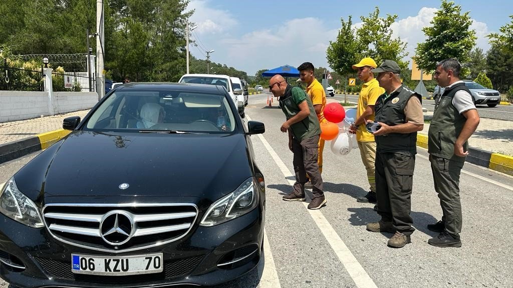 Marmaris Orman İşletme Müdürlüğü ilçeye gelen araç sürücülerini yangına karşı uyardı
