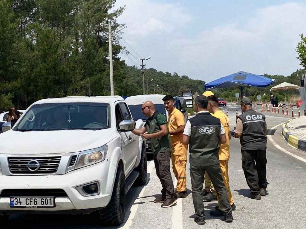 Marmaris Orman İşletme Müdürlüğü ilçeye gelen araç sürücülerini yangına karşı uyardı