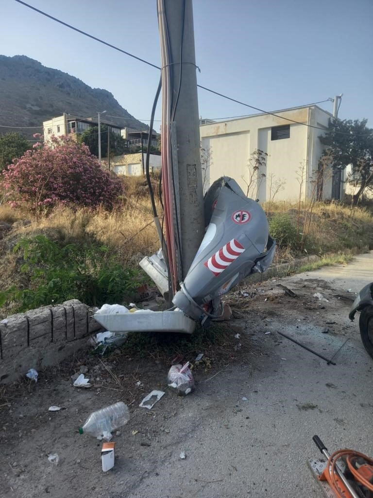 Otomobil çöp konteynerine ve direğe çarptı, sürücü olay yerinde hayatını kaybetti