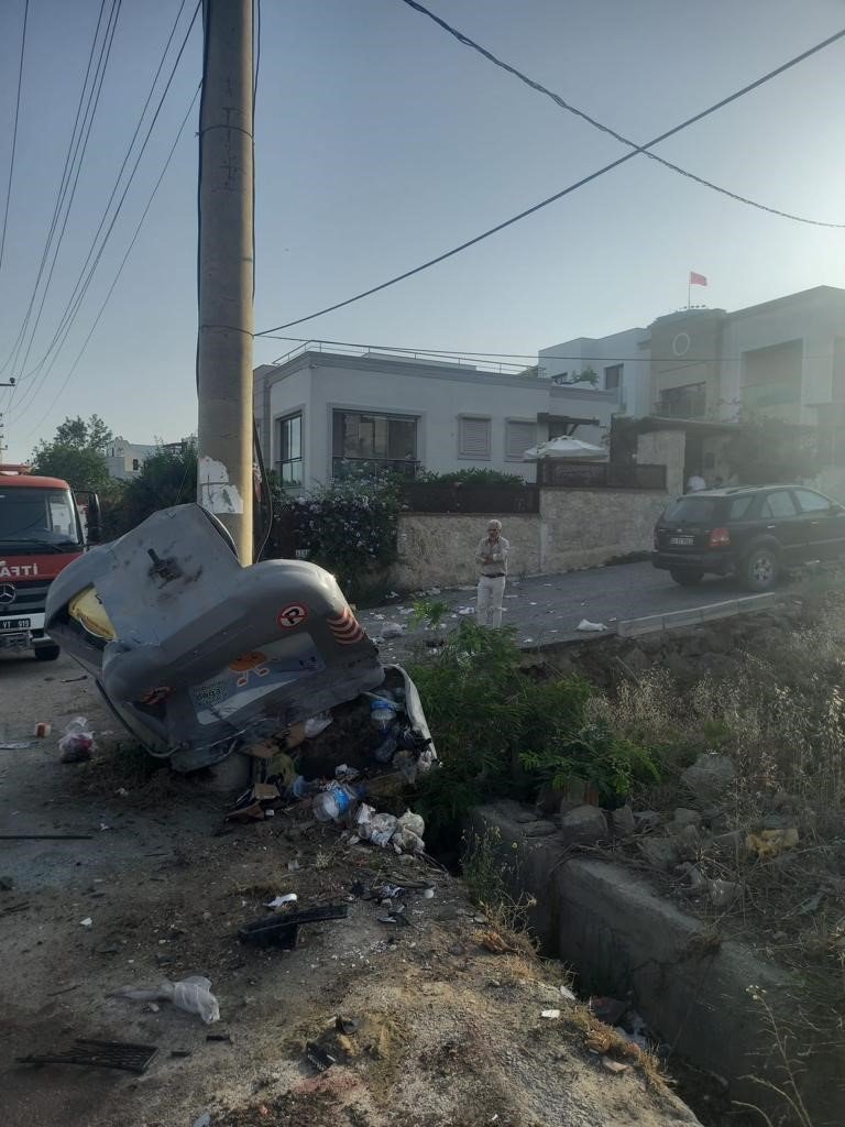 Otomobil çöp konteynerine ve direğe çarptı, sürücü olay yerinde hayatını kaybetti