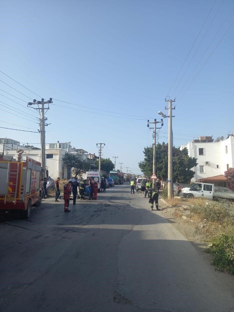 Otomobil çöp konteynerine ve direğe çarptı, sürücü olay yerinde hayatını kaybetti