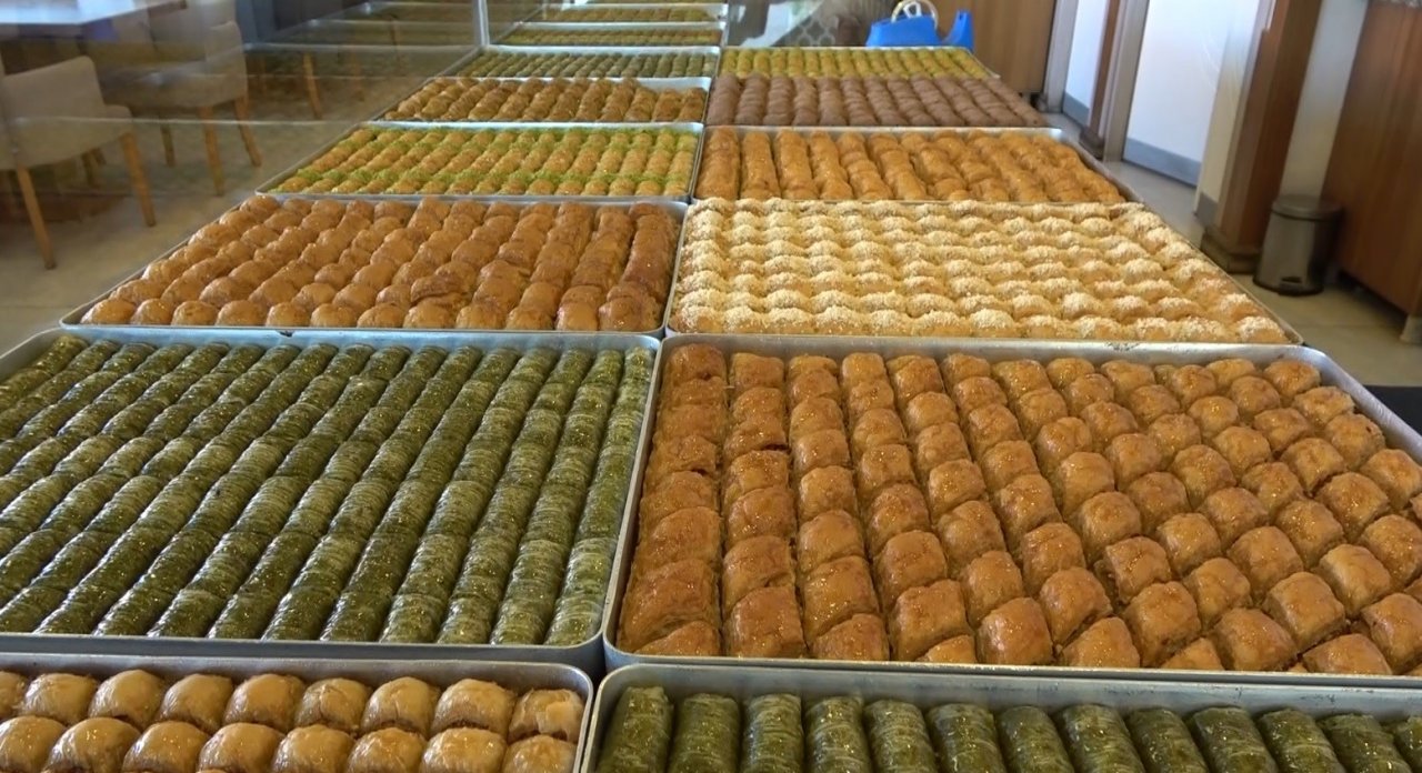 Muş’ta bayram tatlıları tezgahları süsledi