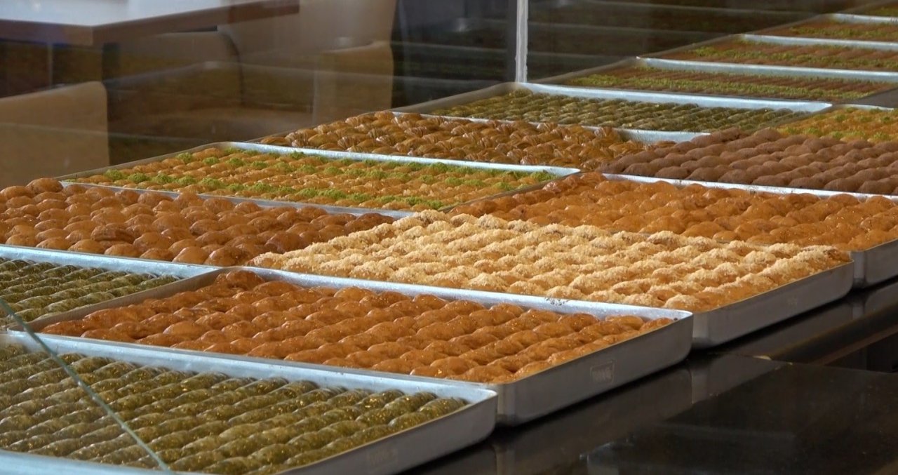 Muş’ta bayram tatlıları tezgahları süsledi