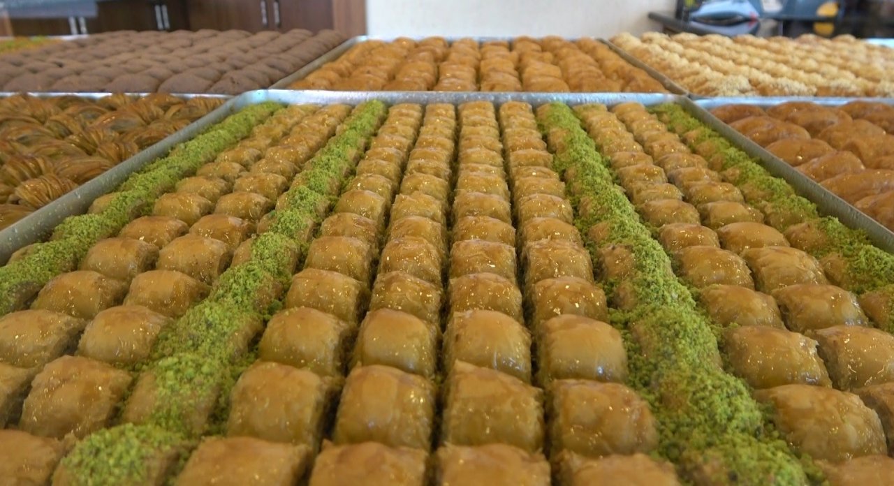 Muş’ta bayram tatlıları tezgahları süsledi