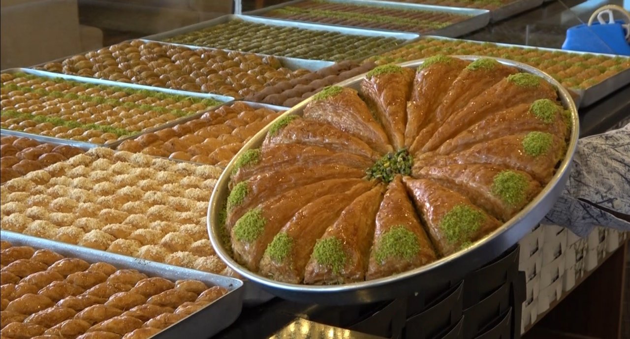 Muş’ta bayram tatlıları tezgahları süsledi