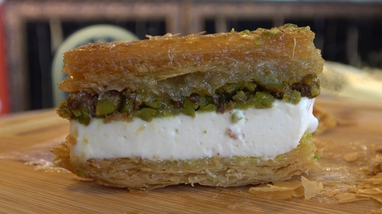 Muş’ta bayram tatlıları tezgahları süsledi