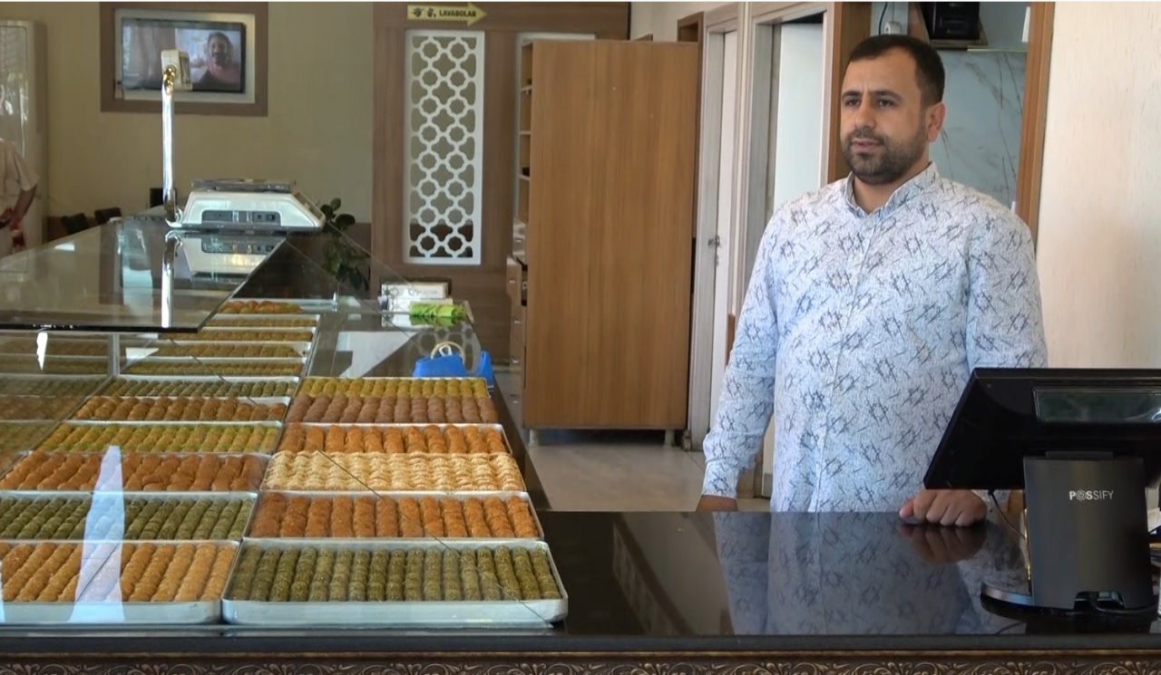 Muş’ta bayram tatlıları tezgahları süsledi