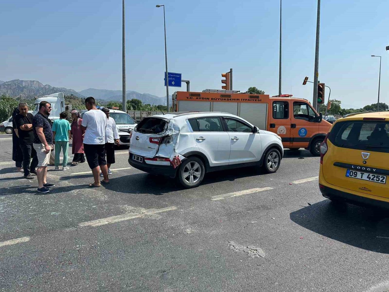 Önündeki araca çarpıp takla attı