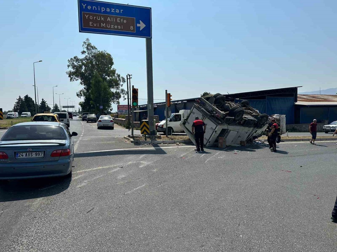 Önündeki araca çarpıp takla attı