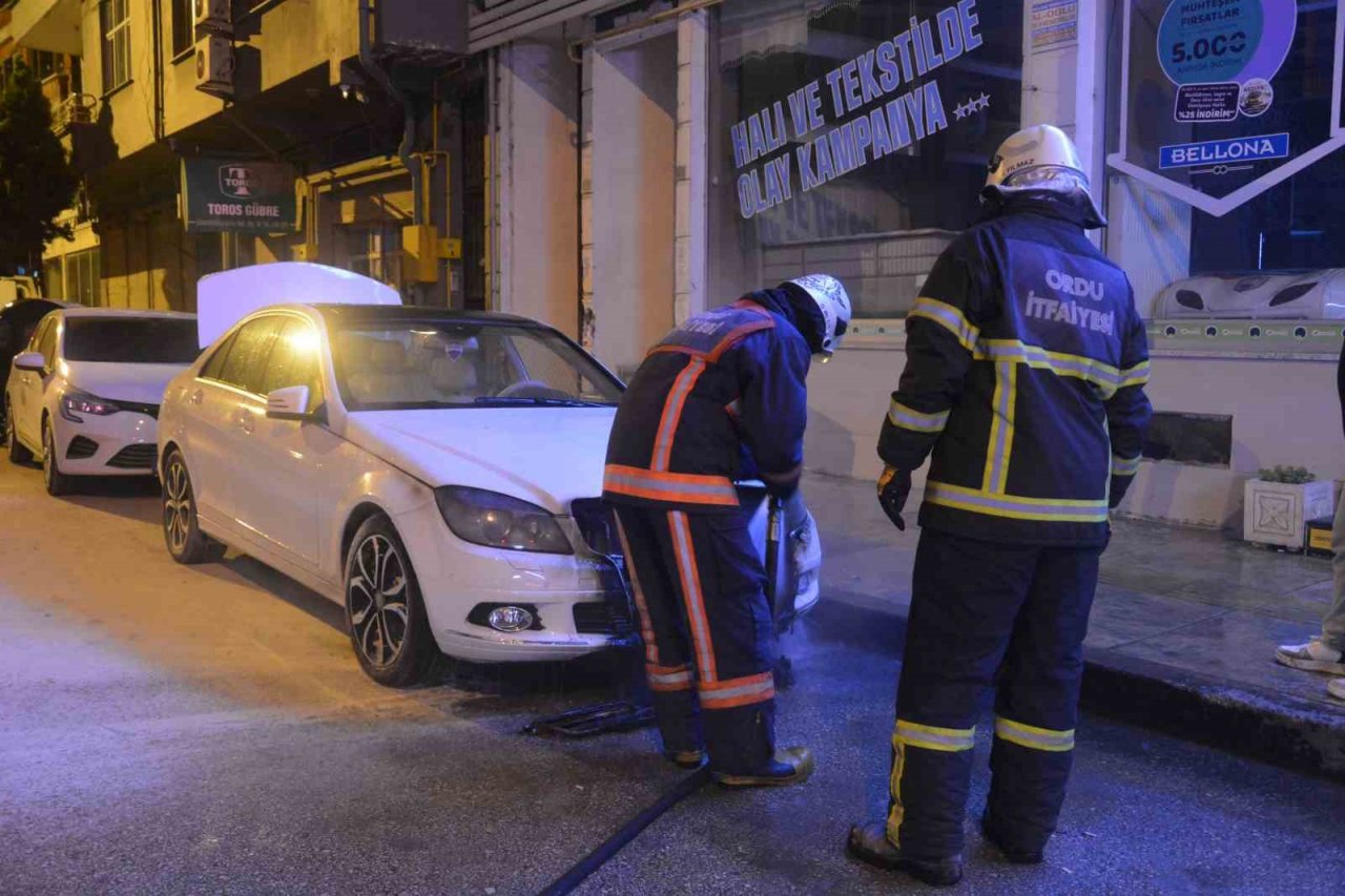 Park halindeki otomobilde çıkan yangın büyümeden söndürüldü