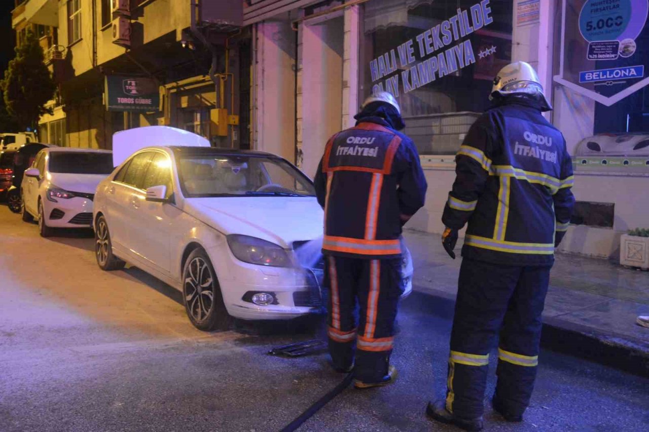 Park halindeki otomobilde çıkan yangın büyümeden söndürüldü