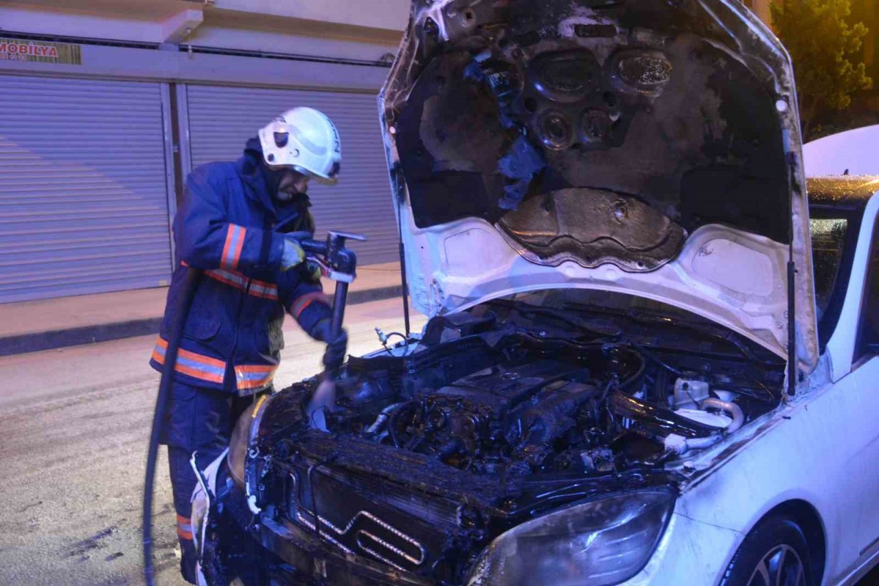 Park halindeki otomobilde çıkan yangın büyümeden söndürüldü
