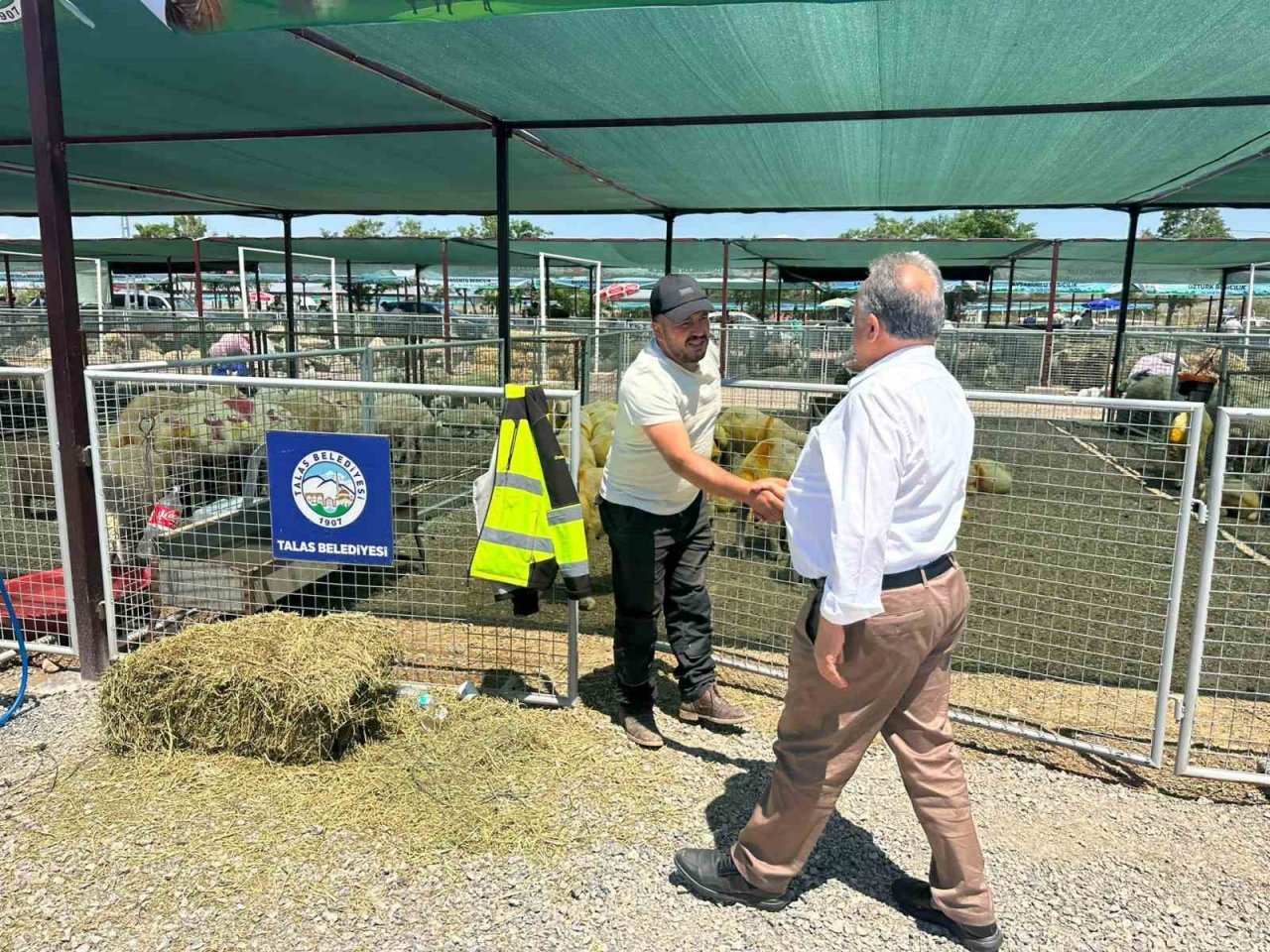 Besicilerden Başkan Yalçın’a hayvan pazarı teşekkürü