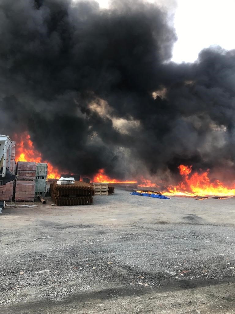 Milyonlarca değerindeki plastik borular dakikalar içinde yanarak kül oldu