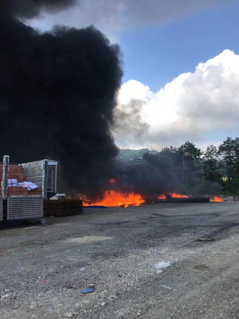 Milyonlarca değerindeki plastik borular dakikalar içinde yanarak kül oldu