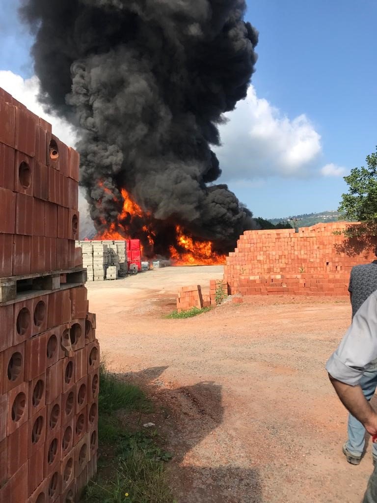 Milyonlarca değerindeki plastik borular dakikalar içinde yanarak kül oldu