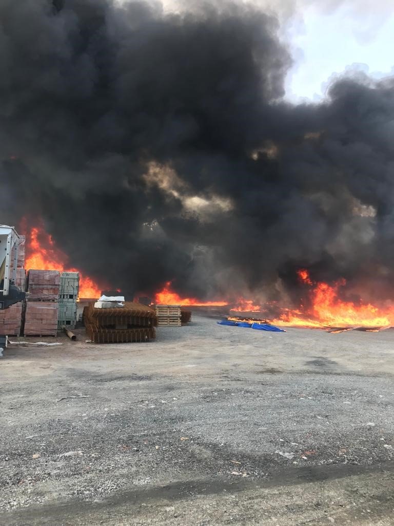 Milyonlarca değerindeki plastik borular dakikalar içinde yanarak kül oldu
