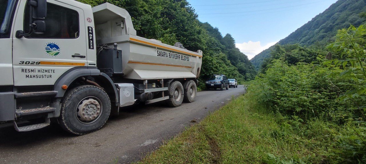 Sakarya Büyükşehir, yağışlarda hasar gören o yol için seferber oldu