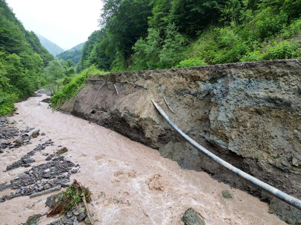 Sakarya Büyükşehir, yağışlarda hasar gören o yol için seferber oldu