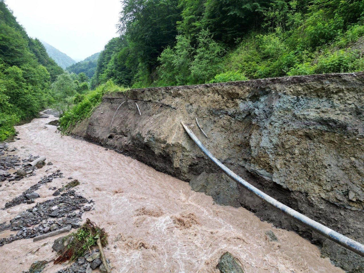 Sakarya Büyükşehir, yağışlarda hasar gören o yol için seferber oldu