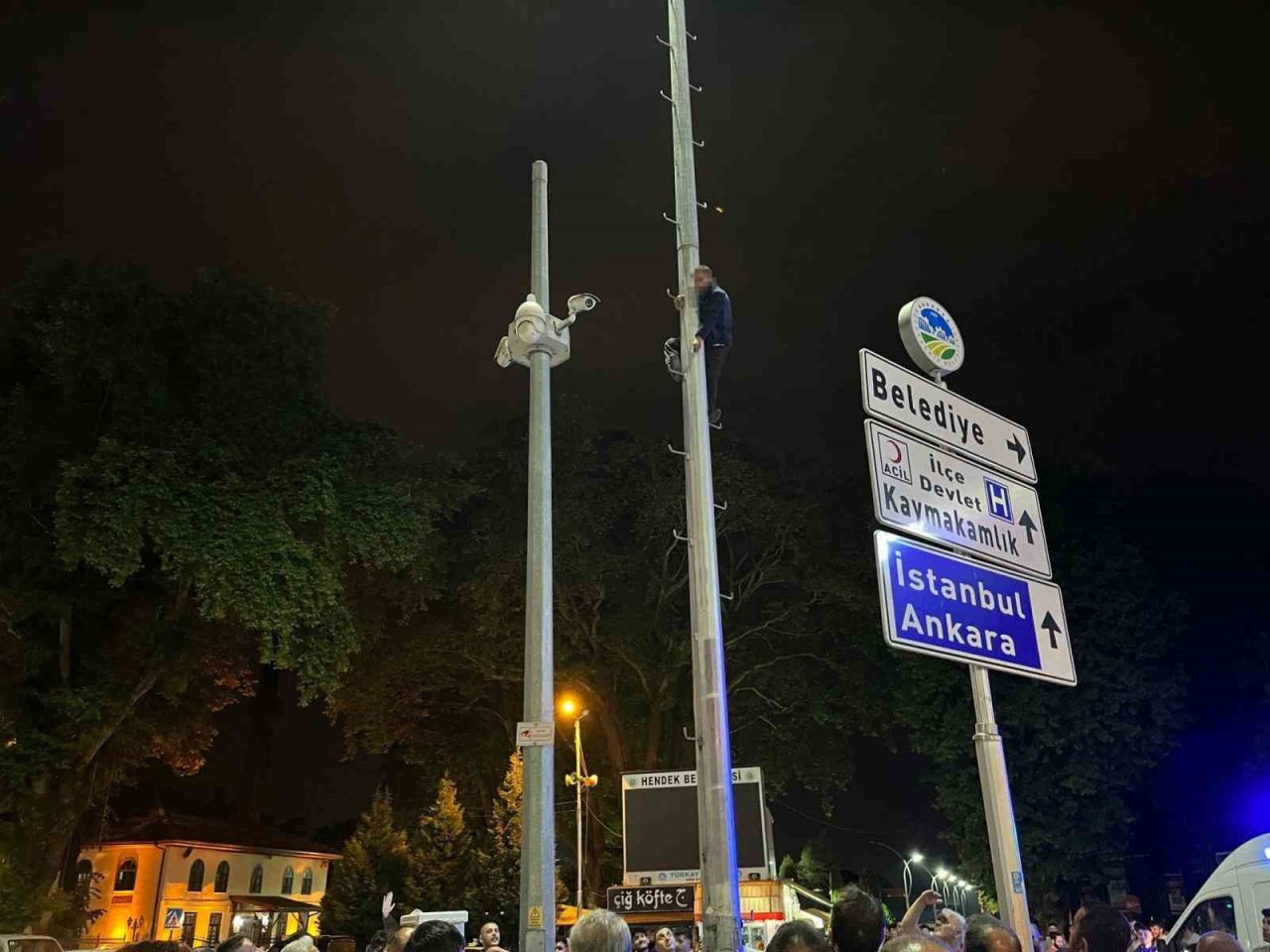 Zabıtadan kaçan dilenci aydınlatma direğine çıktı, ilçeyi birbirine kattı