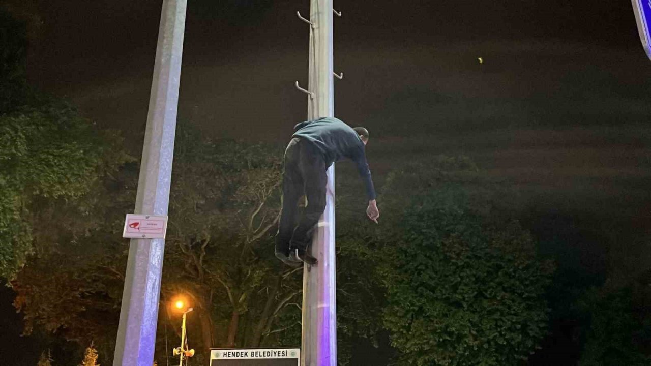 Zabıtadan kaçan dilenci aydınlatma direğine çıktı, ilçeyi birbirine kattı