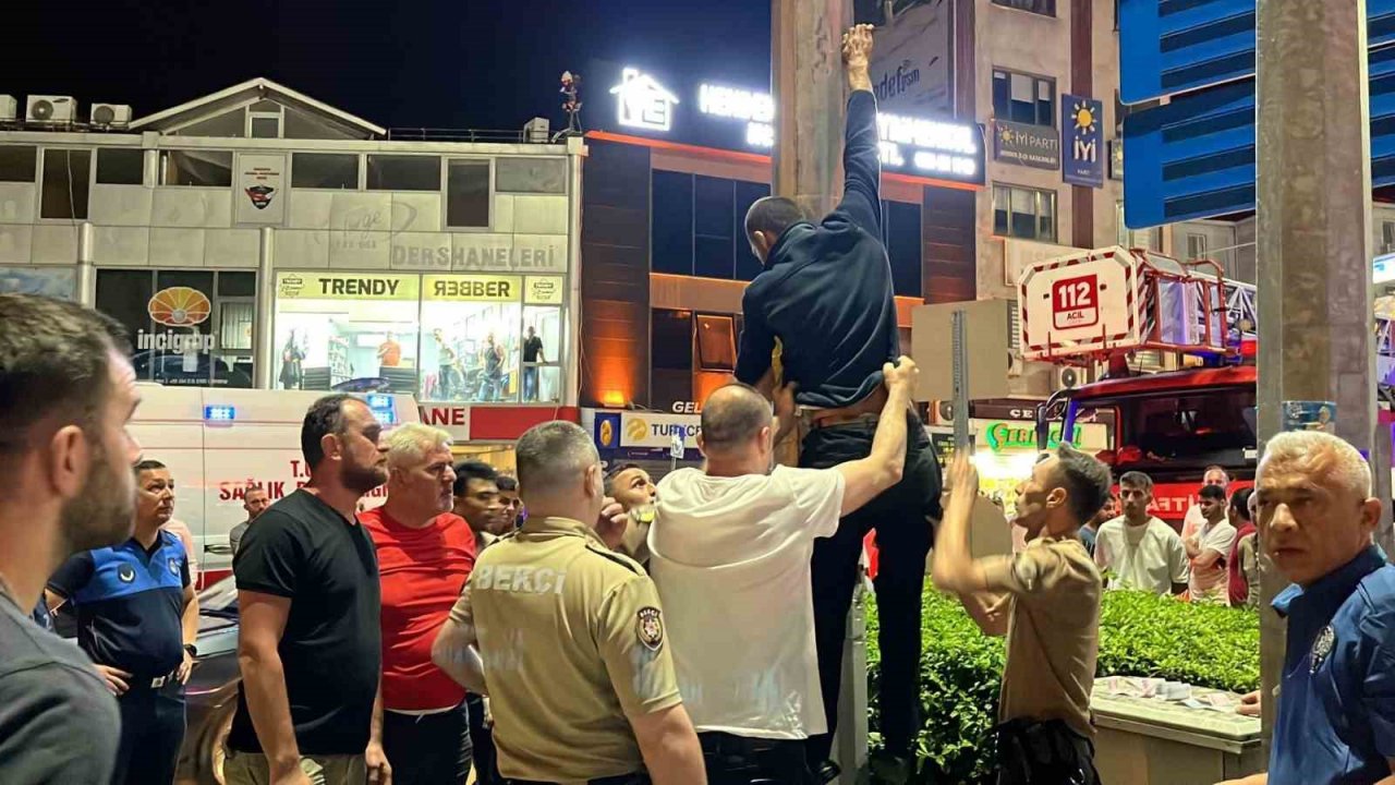 Zabıtadan kaçan dilenci aydınlatma direğine çıktı, ilçeyi birbirine kattı